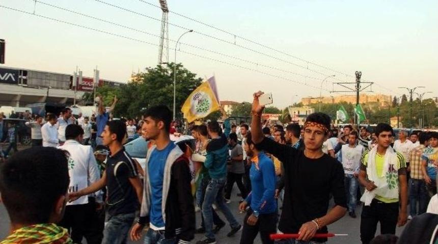 Hdp&rsquo;nin Gaziantep Mitinginden Y&uuml;r&uuml;y&uuml;ş Yapmak İsteyen Grubu Partililer Engelledi