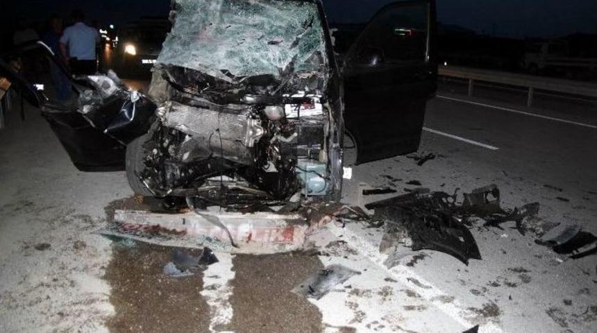 Minib&uuml;s Tır&rsquo;a Arkadan &Ccedil;arptı: 1 &Ouml;l&uuml;, 5 Yaralı