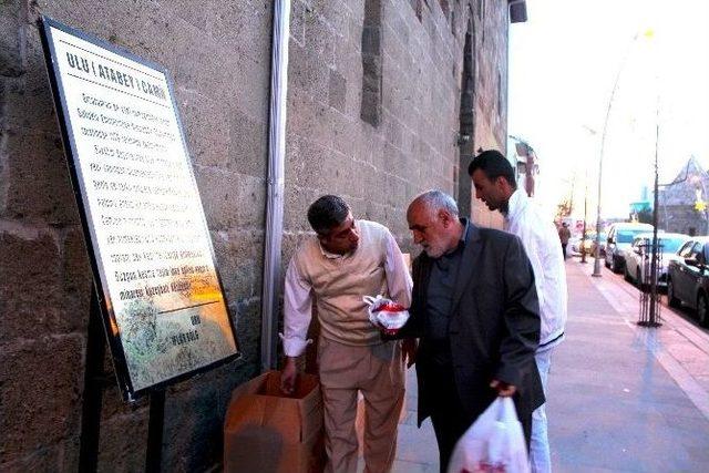 Büyükşehir Belediyesi Kandil Simidi Dağıttı