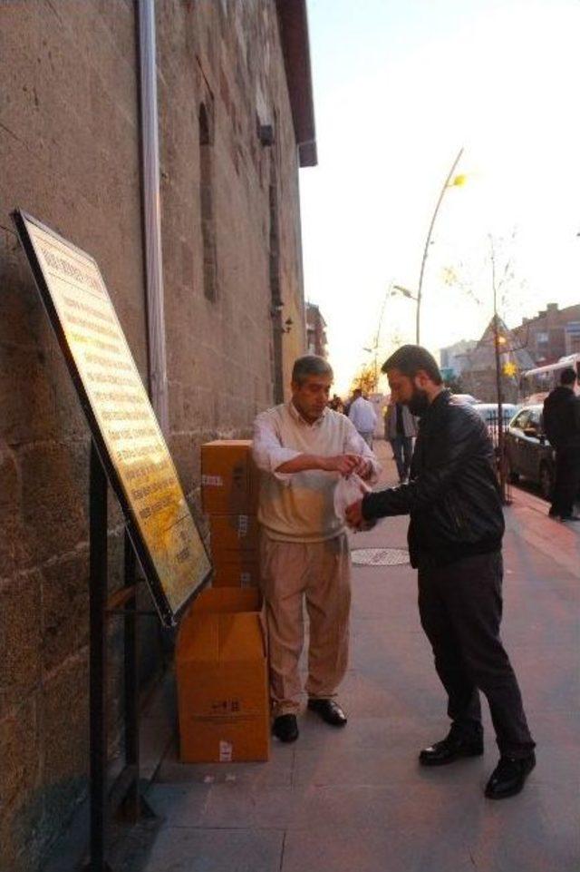 Büyükşehir Belediyesi Kandil Simidi Dağıttı