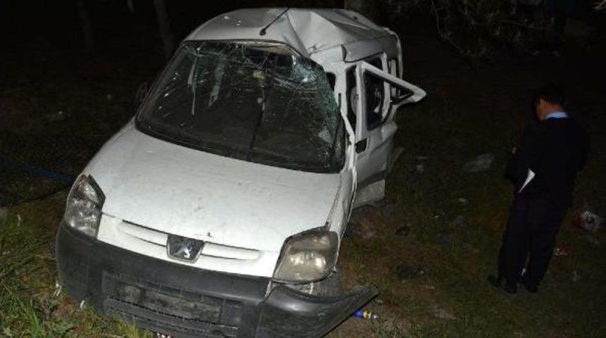 Karab&uuml;k'te Hafif Ticari Ara&ccedil; Takla Attı: 4 Yaralı