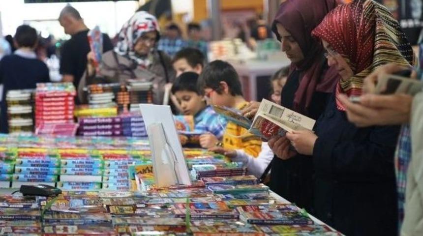 7. Kocaeli Kitap Fuarı&rsquo;na İlk G&uuml;nde 69 Bin 993 Ziyaret&ccedil;i