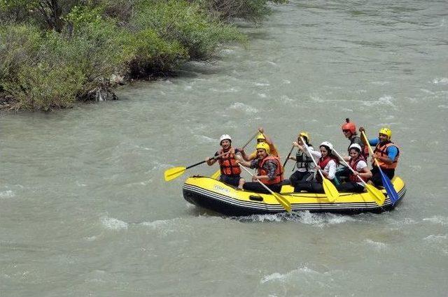 Tunceli’de Rafting Keyfi