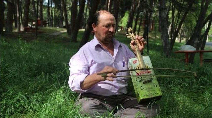 Keman Alamayınca M&uuml;zik Aletini Tenekeden Yaptı