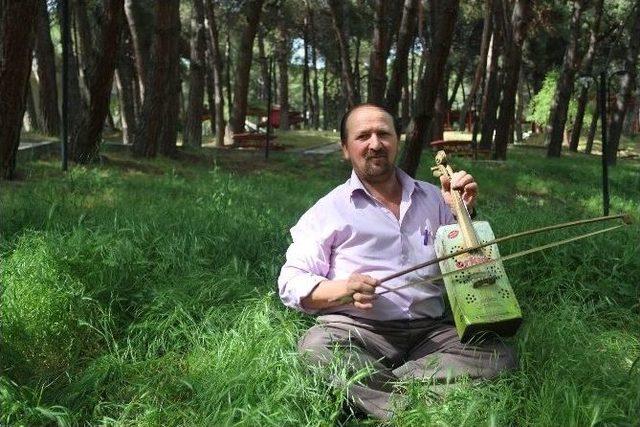 Keman Alamayınca Müzik Aletini Tenekeden Yaptı