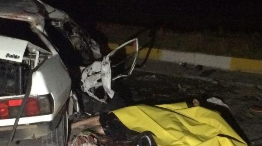 Ters İstikamete Giren Trakt&ouml;r Otomobil İle &Ccedil;arpıştı: 3 &Ouml;l&uuml;, 2 Yaralı