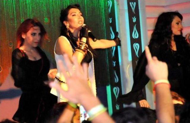 Hande Yener, Bodrum'da Tatilcileri Coşturdu