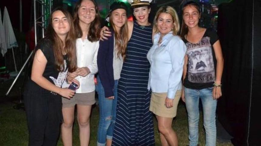 D-Marin G&ouml;cek Sezonu &Uuml;nl&uuml; İtalyan Şarkıcı Aylin Prandi Ile A&ccedil;tı