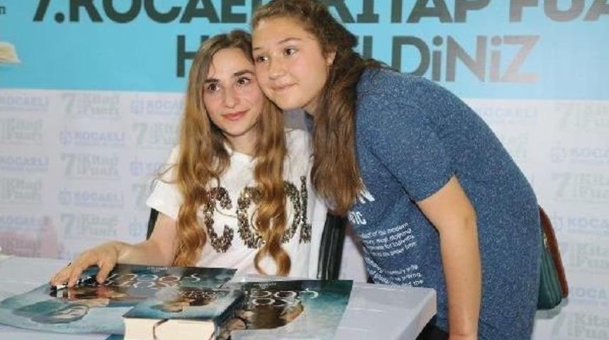 'k&ouml;t&uuml; &Ccedil;ocuk'un Gen&ccedil; Yazarının Standının &Ouml;n&uuml;nde Imza Kuyruğu