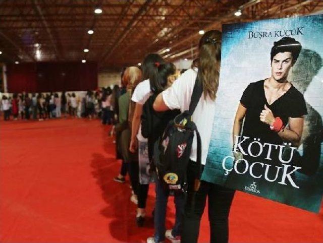 kötü Çocuk un Genç Yazarının Standının Önünde Imza Kuyruğu 1