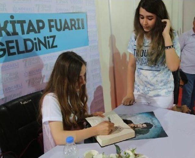 kötü Çocuk un Genç Yazarının Standının Önünde Imza Kuyruğu 2