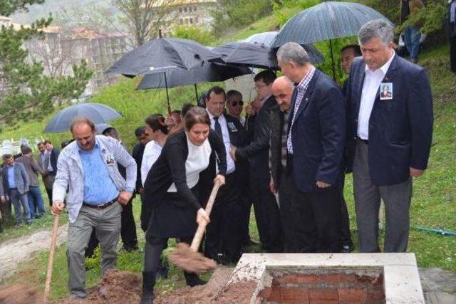 Oktay Ekşi'nin Eşi Prof.dr. Aysel Ekşi, Ordu'da Toprağa Verildi