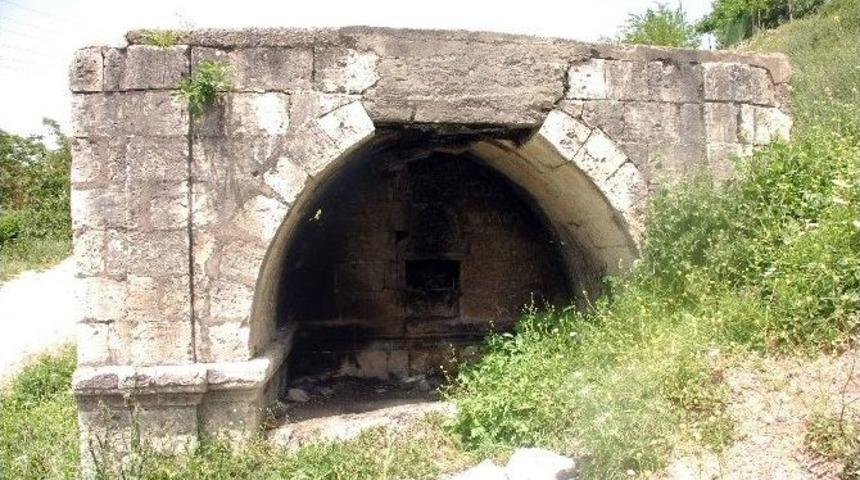 Tarihi &Ccedil;eşme İlgi Bekliyor