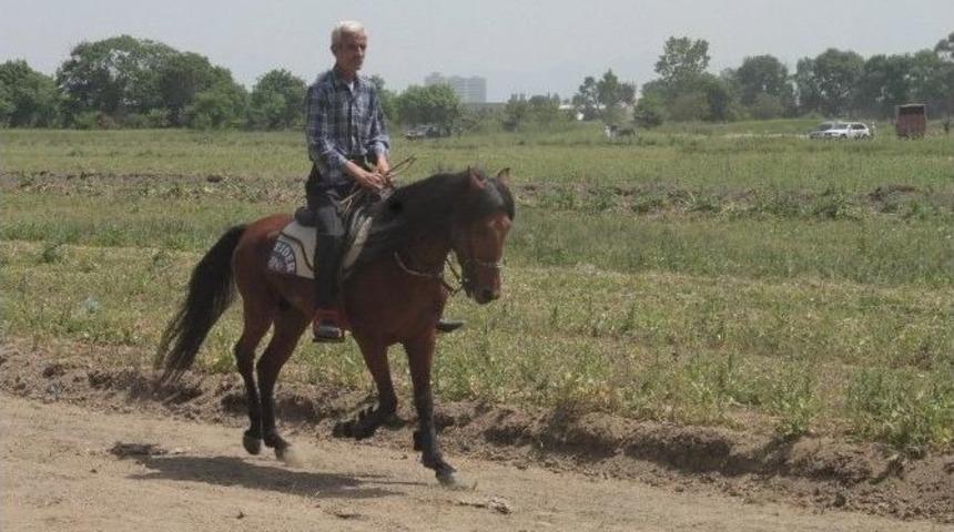 Rahvan Atları Kıyasıya Yarıştı