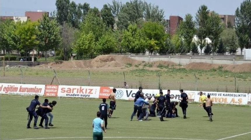 İşitme Engellilerin Ma&ccedil;ında Hakem Saldırıya Uğradı