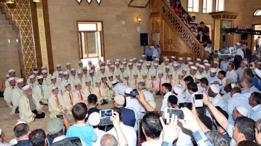 Arın&ccedil;, Akhisar'da Cami A&ccedil;tı, Mursi'nin Kurtulması I&ccedil;in Dua Etti