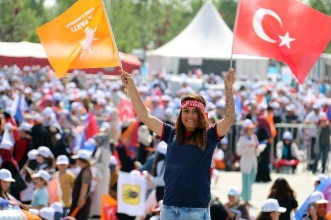 Ak Partililer Miting Alanına Gelmeye Başladı