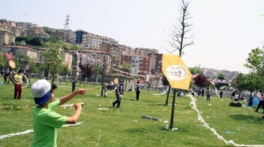 Sadabad Semaları Renkli U&ccedil;urtmalarla S&uuml;slendi