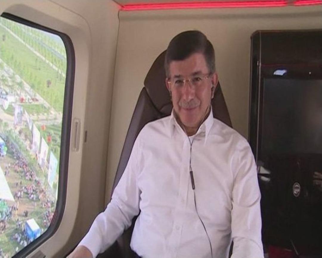 Başbakan Davutoğlu, Helikopterden Canlı Yayınla Partilileri Selamladı