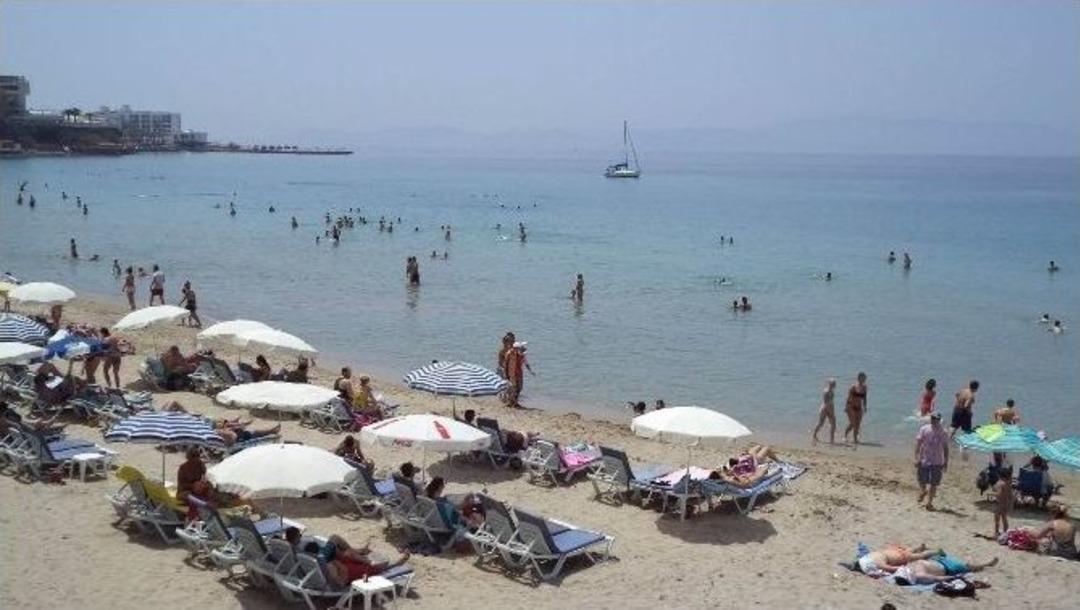 Kuşadası&rsquo;nda Hafta Sonu Plaj Keyfi