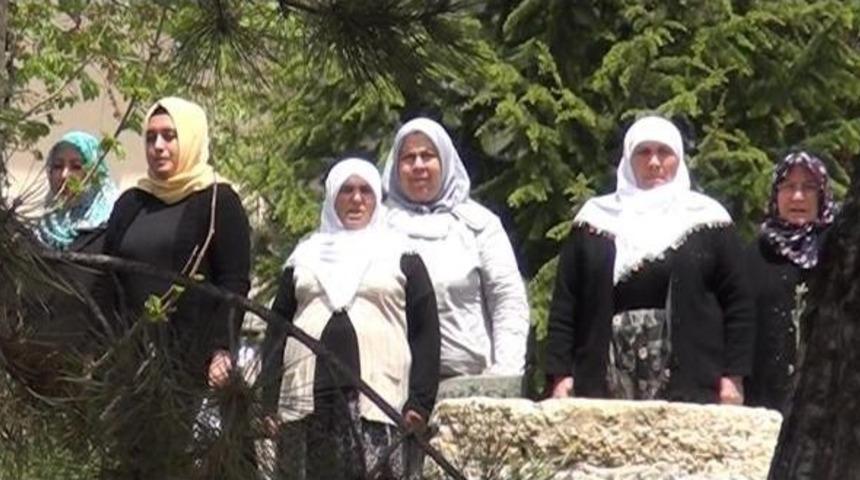 Cami A&ccedil;ılışında Ayağa Kalkıp, İstiklal Marşı'na Eşlik Ettiler