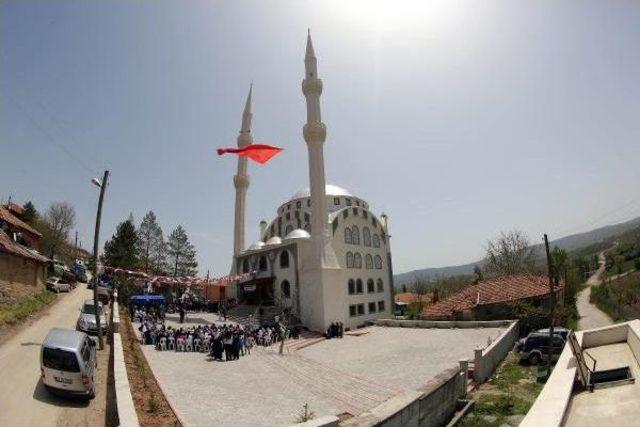 Cami Açılışında Ayağa Kalkıp, İstiklal Marşı'na Eşlik Ettiler