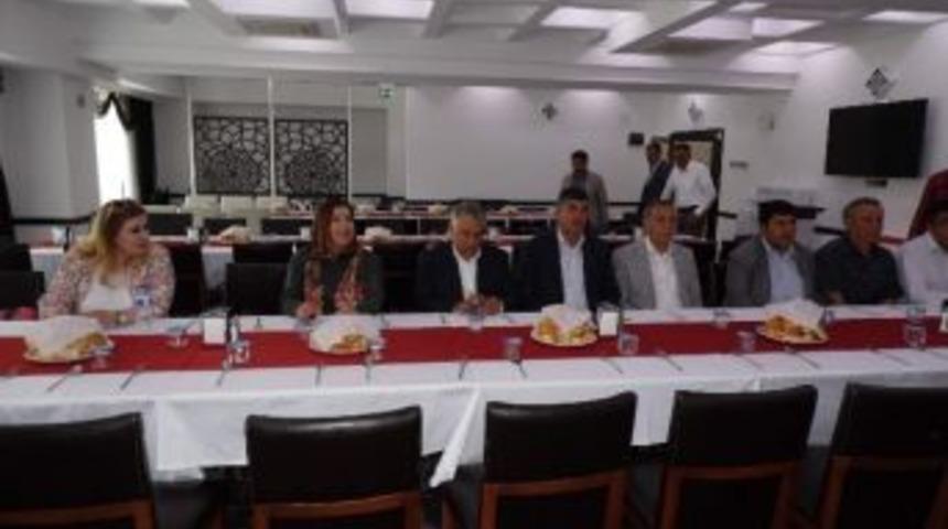 Ak Partililer Yemekte Buluştu