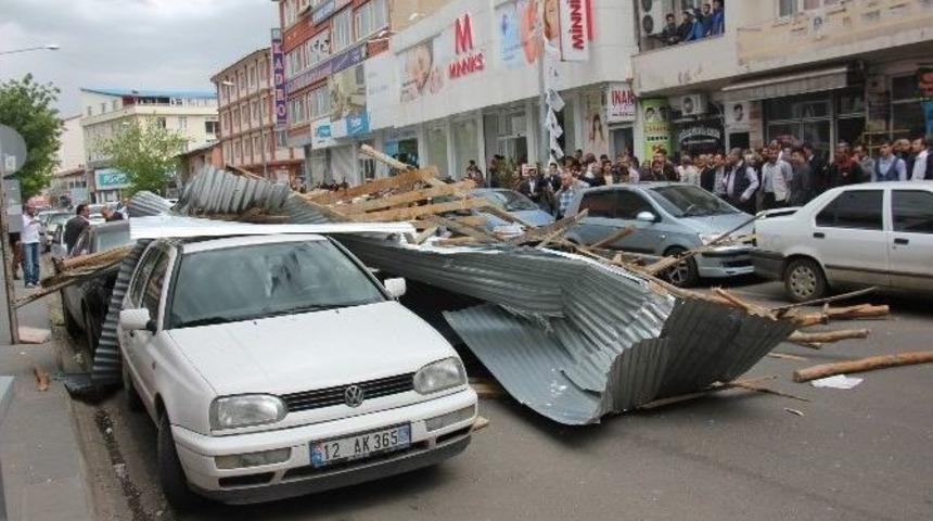 Bingöl’de Fırtına Çatı Uçurdu