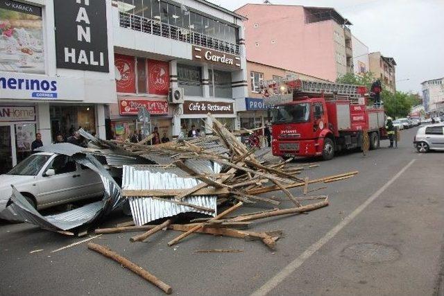 Bingöl’de Fırtına Çatı Uçurdu