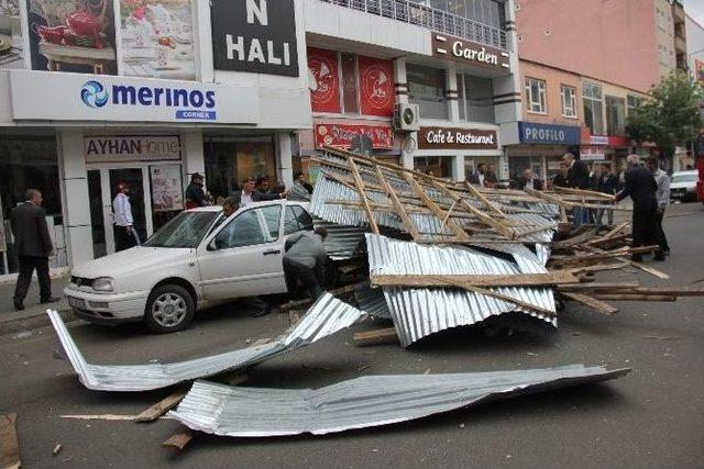 Bingöl’de Fırtına Çatı Uçurdu