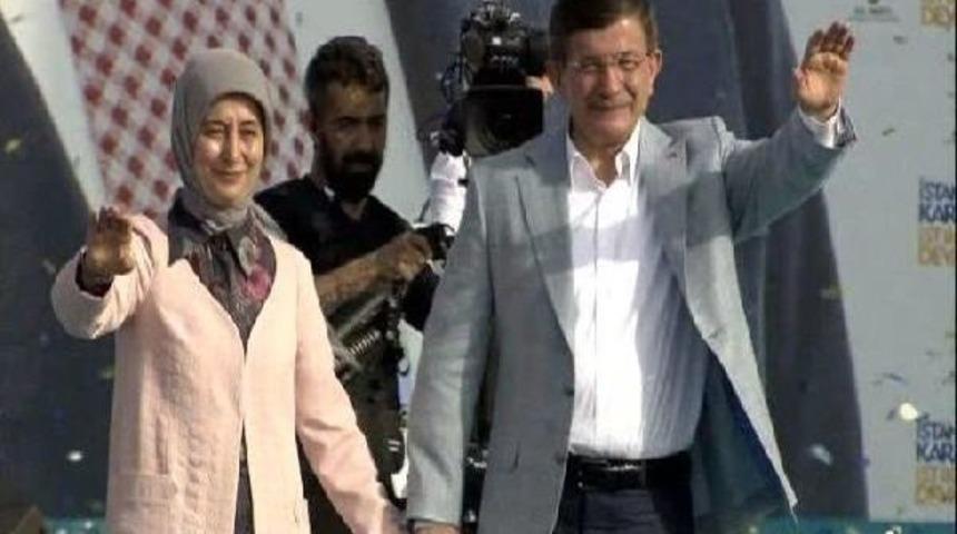 Davutoğlu: Ya T&uuml;rkiye Dimdik Yoluna Devam Edecek Ya Da D&ouml;rtl&uuml; &Ccedil;ete T&uuml;rkiye'yi Eğip B&uuml;kecek