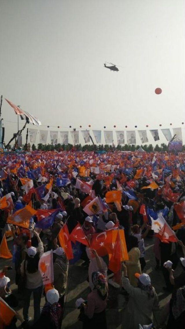 Davutoğlu: Ya T&uuml;rkiye Dimdik Yoluna Devam Edecek Ya Da D&ouml;rtl&uuml; &Ccedil;ete T&uuml;rkiye yi Eğip B&uuml;kecek 2