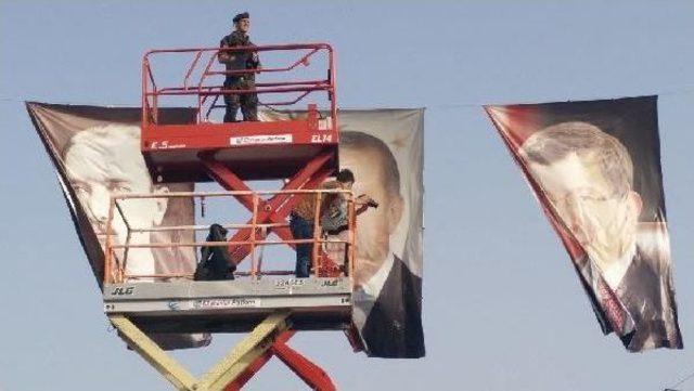 Davutoğlu: Ya T&uuml;rkiye Dimdik Yoluna Devam Edecek Ya Da D&ouml;rtl&uuml; &Ccedil;ete T&uuml;rkiye yi Eğip B&uuml;kecek 3