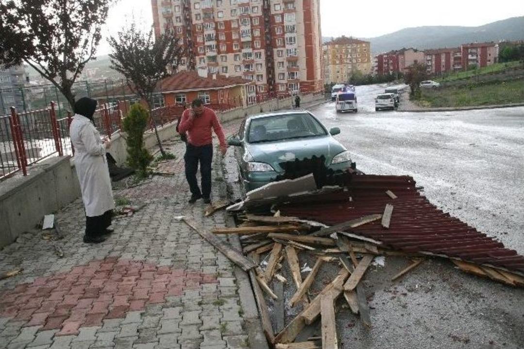 Yozgat&rsquo;ta Şiddetli R&uuml;zgar &Ccedil;atıları U&ccedil;urdu