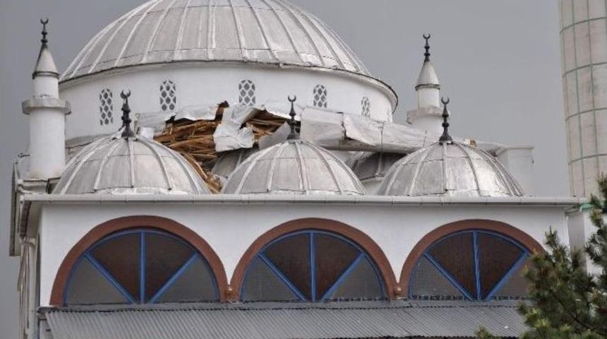 Şiddetli R&uuml;zgar Minareyi U&ccedil;urdu