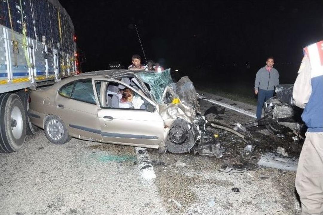 Aksaray&rsquo;da Trafik Kazası: 6 &Ouml;l&uuml;