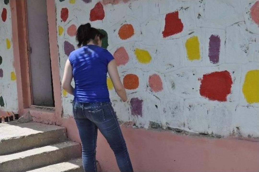 &Ouml;ğretmenler Okul Boyuyor