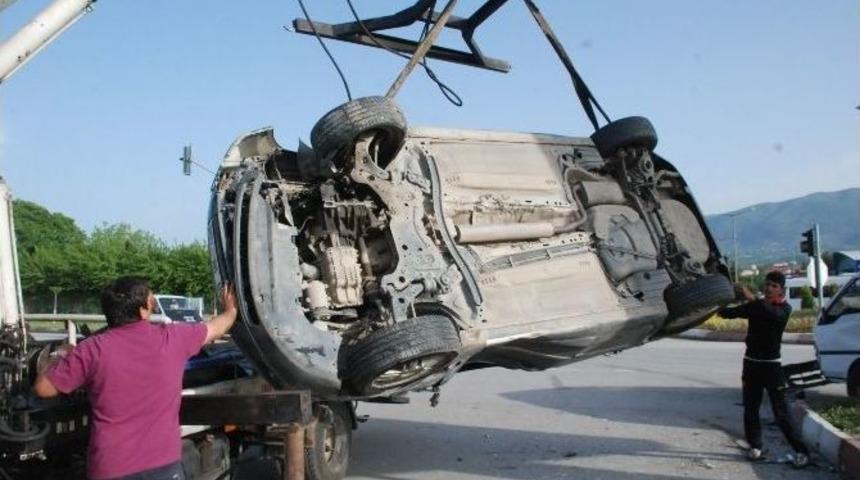 Otomobille Kamyonet Kavaşta &Ccedil;arpıştı: 2 Yaralı
