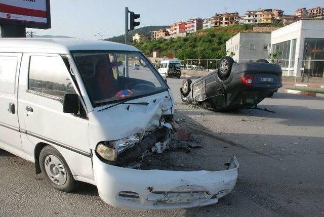 Otomobille Kamyonet Kavaşta Çarpıştı: 2 Yaralı