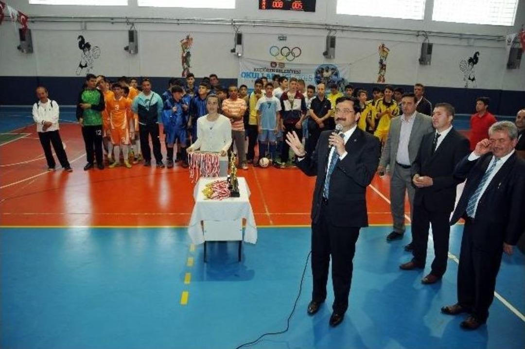 Salon Futbolu Final Ma&ccedil;ında Kupayı Başkan Ak Verdi