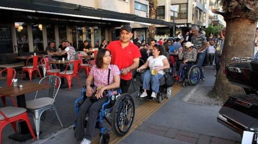 Karşıyaka&rsquo;da Engelli Yollarını Kapatana Dikkat &Ccedil;eken Not