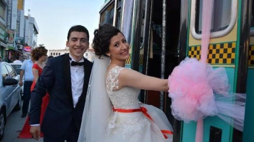 Yolcu Minib&uuml;s&uuml;n&uuml; Gelin Arabası Yaptı