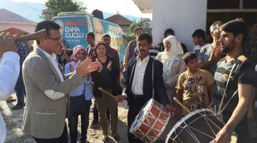 Ak Parti Adayı Uslu, Roman Mahallesinde Davul Zurnayla Karşılandı