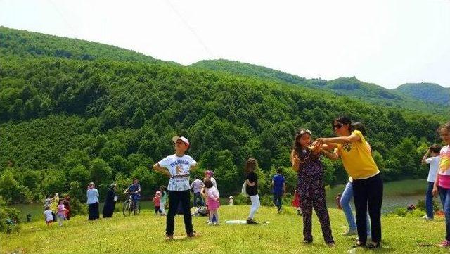 Yığılca Uçurtma Etkinliği Renkli Görüntüler Oluşturdu