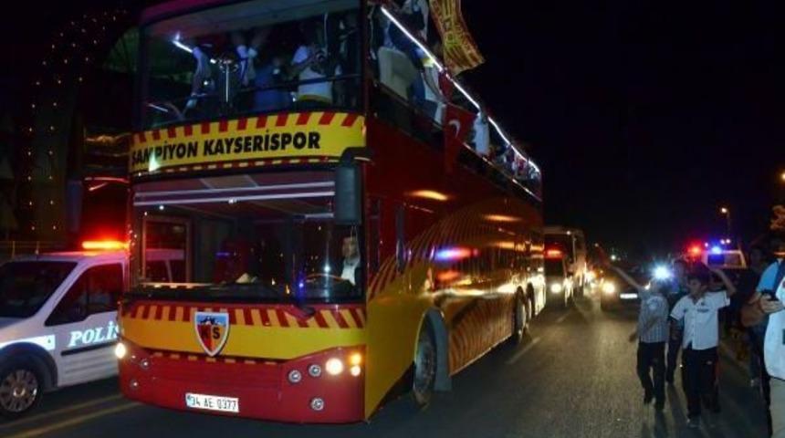 Kayserispor Şampiyonluğu Sabaha Kadar Kutladı