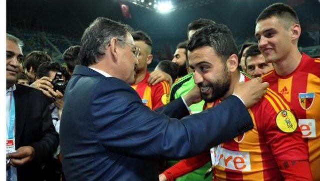 Kayserispor Şampiyonluğu Sabaha Kadar Kutladı