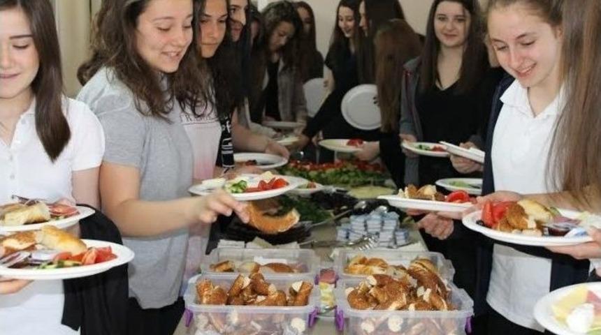 Gazi Anadolu&rsquo;dan &Ouml;ğrencilere Jest