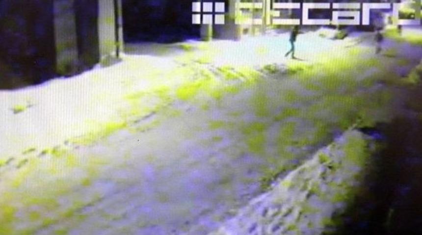 Pansiyon &Ouml;n&uuml;ndeki Silahla Yaralama G&uuml;venlik Kamerasında