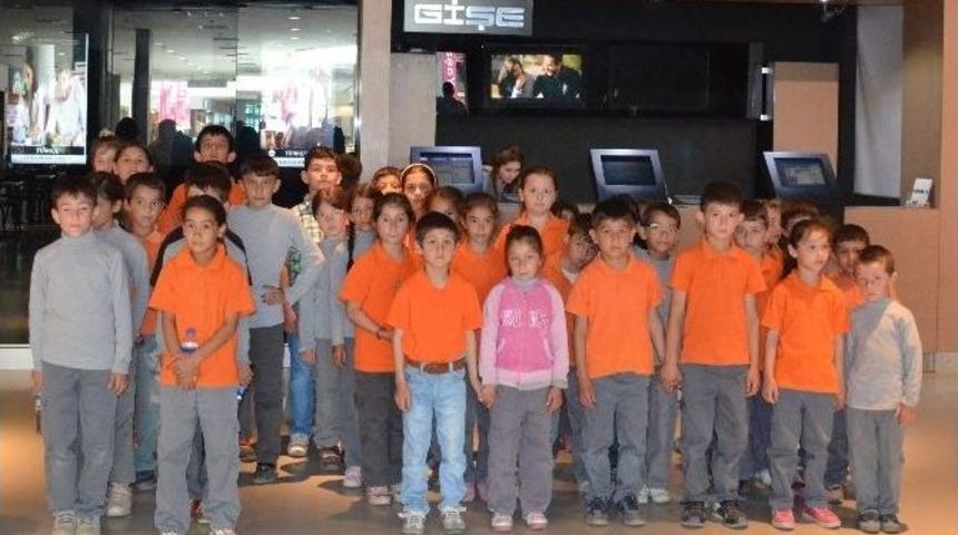 Atık Pil Toplayan &Ouml;ğrencilere Sinema &Ouml;d&uuml;l&uuml;