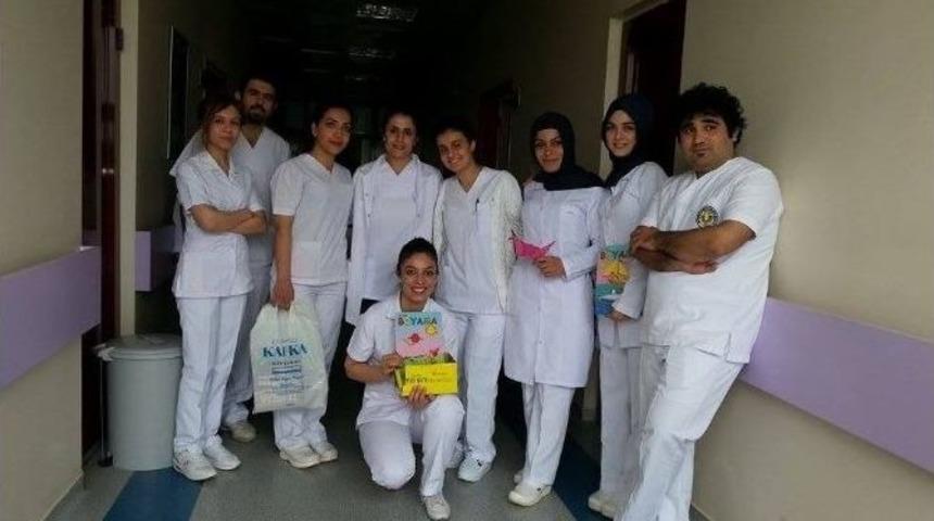 Hemşire Adaylarından &Ccedil;ocuk Hastalara Hediye
